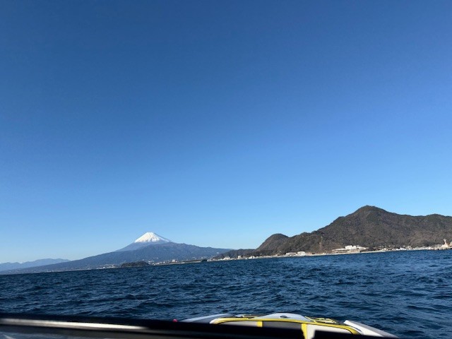 クルーズ中に見える富士山と駿河湾