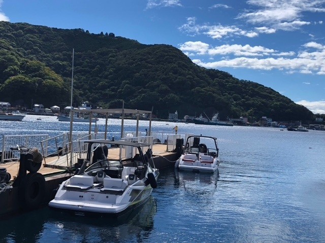 港のゲートと夕焼けの風景